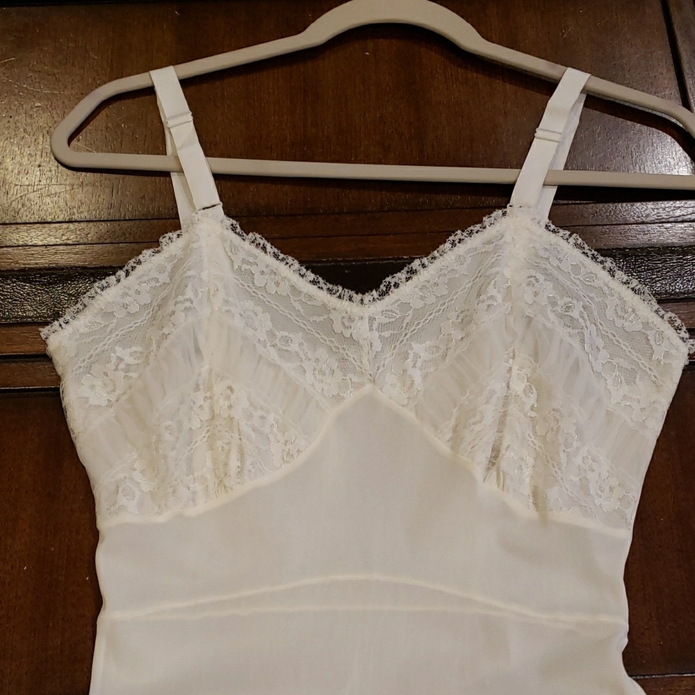 Elegant Vintage Cream/White Lace Slip - Picture 8 of 13